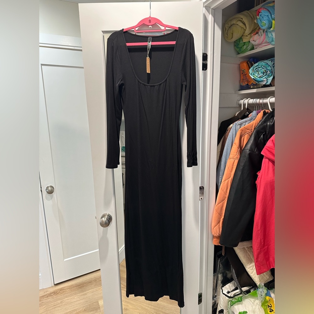 NWT SKIMS LONG SLEEVE LOUNGE DRESS. SIZE LARGE.